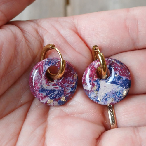 Boucles d'oreilles créoles petit donut en argile polymère marbré rouge bordeaux bleu marine creme et anneaux or en acier inoxydable 16mm