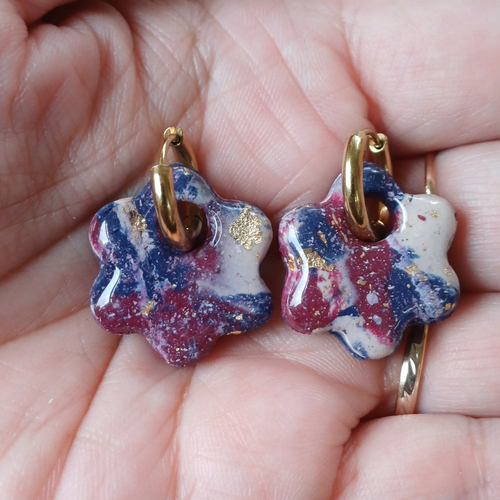 Boucles d'oreilles créoles fleur en argile polymère marbré rouge bordeaux bleu marine beige et anneaux or en acier inoxydable 16mm
