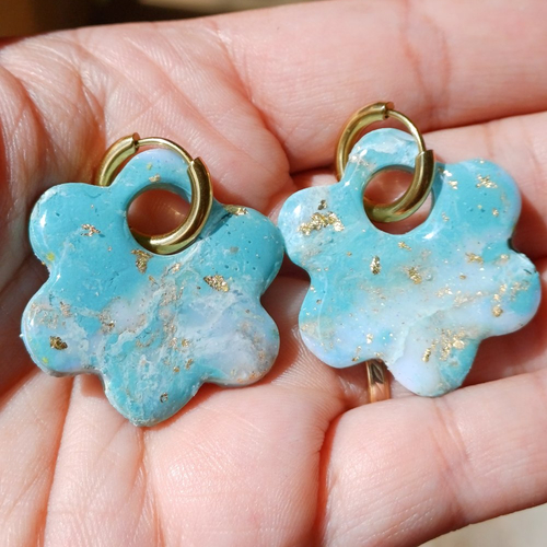 Boucles d'oreilles créoles grande fleur en argile polymère marbré vert d'eau blanc et anneaux or en acier inoxydable ( 16mm )