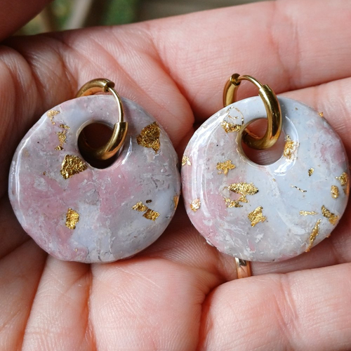 Boucles d'oreilles créoles grand donut en argile polymère marbré vieux rose gris blanc et anneaux or en acier inoxydable ( 16mm )