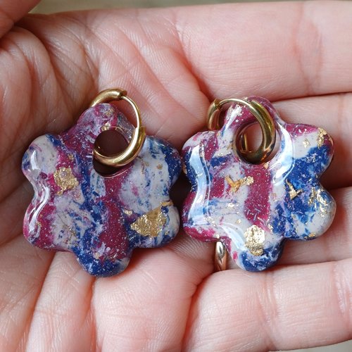 Boucles d'oreilles créoles grande fleur en argile polymère marbré rouge bordeaux bleu marine beige et anneaux or en acier inoxydable 16mm