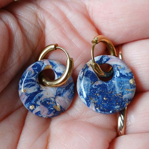 Boucles d'oreilles créoles petit donut en argile polymère marbré bleu marine rose beige et anneaux or en acier inoxydable ( 16mm )