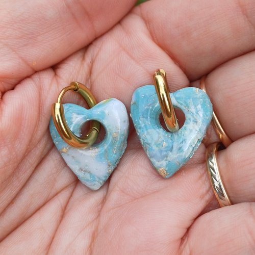 Boucles d'oreilles créoles coeur en argile polymère marbré vert d'eau blanc et anneaux or en acier inoxydable ( 16mm )