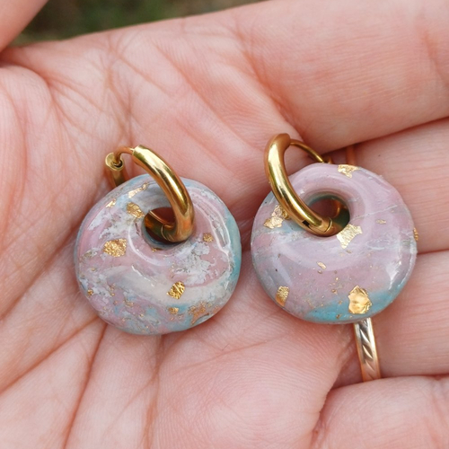Boucles d'oreilles créoles petit donut en argile polymère marbré vieux rose vert d'eau beige et anneaux or en acier inoxydable ( 16mm )