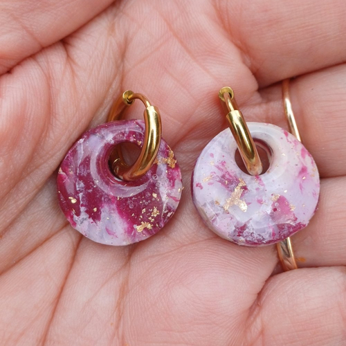 Boucles d'oreilles créoles petit donut en argile polymère marbré rouge bordeaux blanc et anneaux or en acier inoxydable ( 16mm )