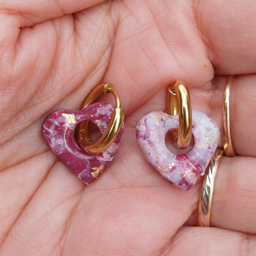 Boucles d'oreilles créoles petit coeur en argile polymère marbré rouge bordeaux blanc et anneaux or en acier inoxydable ( 16mm )