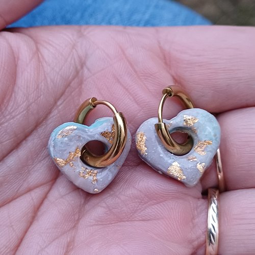 Boucles d'oreilles créoles petit coeur en argile polymère marbré vert d'eau taupe beige et anneaux or en acier inoxydable ( 16mm )