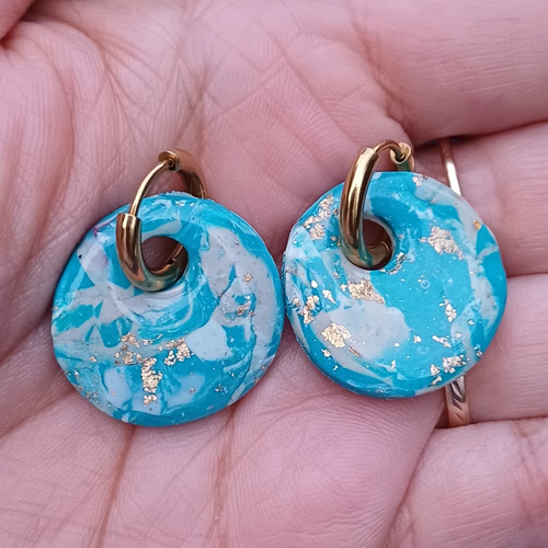 Boucles d'oreilles créoles grand donnut en argile polymère marbré bleu blanc taupe et anneaux or en acier inoxydable ( 16mm )