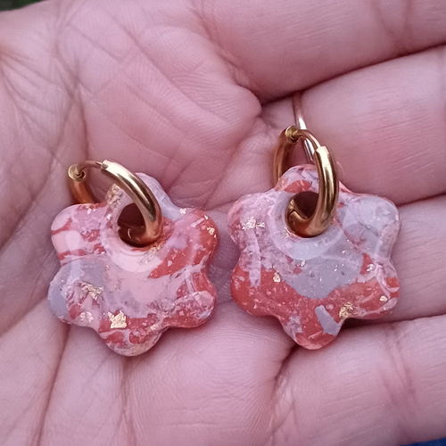 Boucles d'oreilles créoles fleur en argile polymère marbré terracotta orangé gris et anneaux or en acier inoxydable ( 16mm )