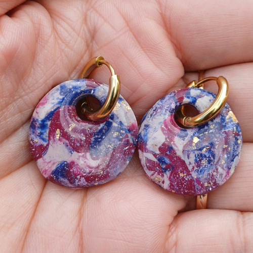 Boucles d'oreilles créoles donnut en argile polymère marbré rouge bordeaux bleu marine beige et anneaux or en acier inoxydable 16mm