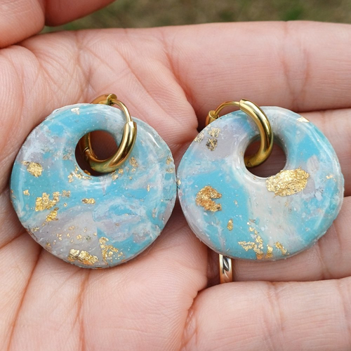 Boucles d'oreilles créoles grand donut en argile polymère marbré vert d'eau taupe beige et anneaux or en acier inoxydable ( 16mm )