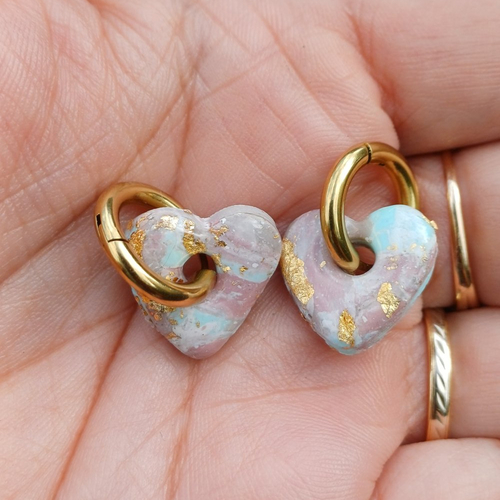 Boucles d'oreilles créoles petit coeur en argile polymère marbré vieux rose vert d'eau beige et anneaux or en acier inoxydable ( 16mm )
