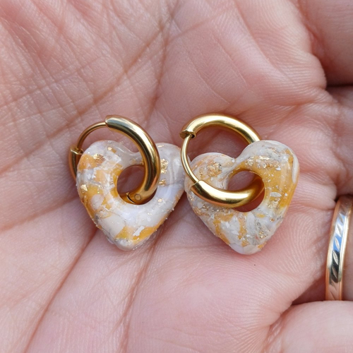 Boucles d'oreilles créoles petit coeur en argile polymère marbré jaune moutarde blanc et anneaux or en acier inoxydable ( 16mm )
