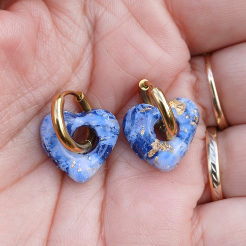 Boucles d'oreilles créoles petit coeur en argile polymère marbré bleu marine blanc et anneaux or en acier inoxydable ( 16mm )