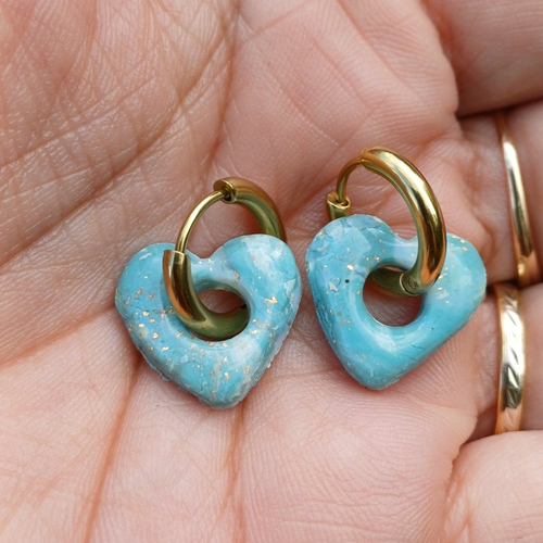 Boucles d'oreilles créoles petit coeur en argile polymère marbré vert d'eau blanc et anneaux or en acier inoxydable ( 16mm )