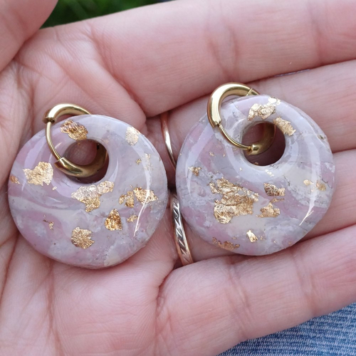 Boucles d'oreilles créoles grand donut en argile polymère marbré vieux rose beige blanc et anneaux or en acier inoxydable ( 16mm )