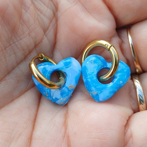 Boucles d'oreilles créoles petit coeur en argile polymère marbré bleu blanc et anneaux or en acier inoxydable ( 16mm )