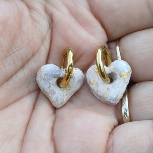 Boucles d'oreilles créoles petit coeur en argile polymère marbré vieux rose beige blanc et anneaux or en acier inoxydable ( 16mm )