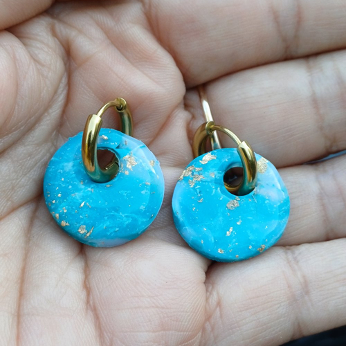 Boucles d'oreilles créoles petit donut en argile polymère marbré bleu vert blanc et anneaux or en acier inoxydable ( 16mm )