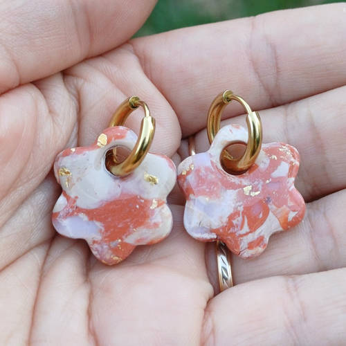 Boucles d'oreilles créoles fleur en argile polymère marbré terracotta beige blanc et anneaux or en acier inoxydable ( 16mm )
