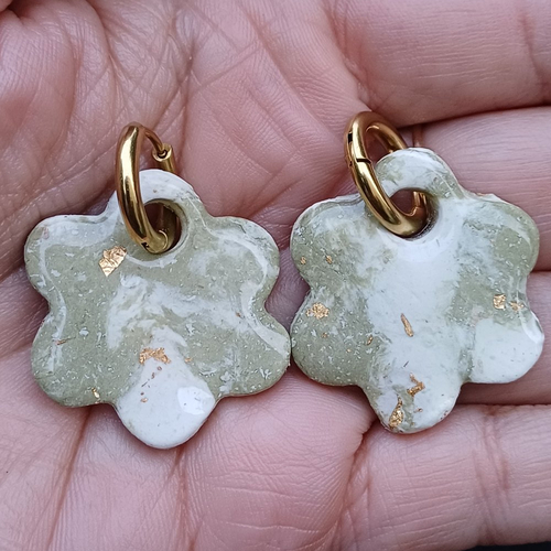 Boucles d'oreilles créoles grande fleur en argile polymère marbré vert kaki blanc et anneaux or en acier inoxydable ( 16mm )