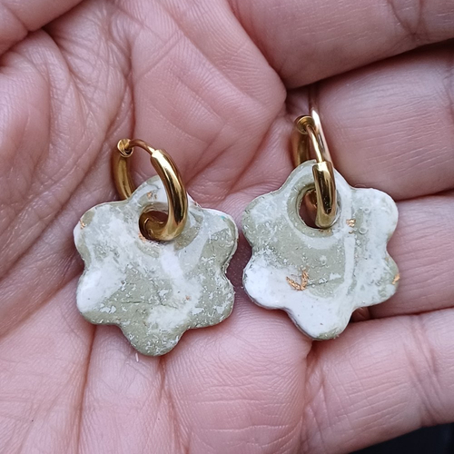 Boucles d'oreilles créoles fleur en argile polymère marbré vert kaki blanc et anneaux or en acier inoxydable ( 16mm )