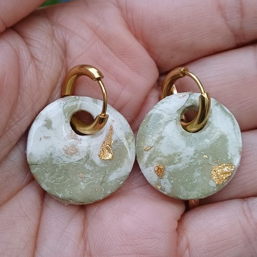Boucles d'oreilles créoles donut en argile polymère marbré vert kaki blanc et anneaux or en acier inoxydable ( 16mm )