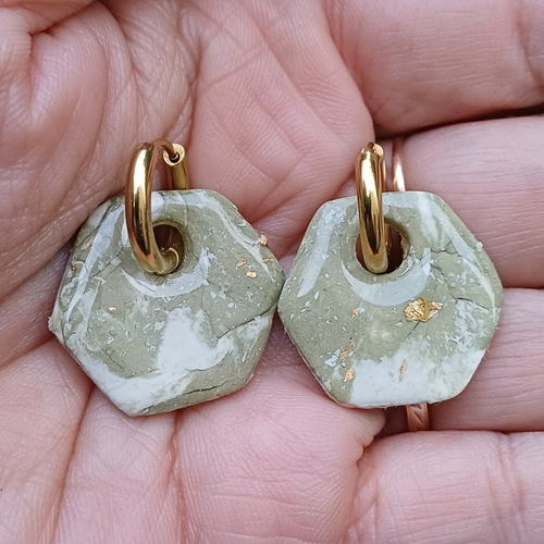 Boucles d'oreilles créoles hexagone en argile polymère marbré vert kaki blanc et anneaux or en acier inoxydable ( 16mm )