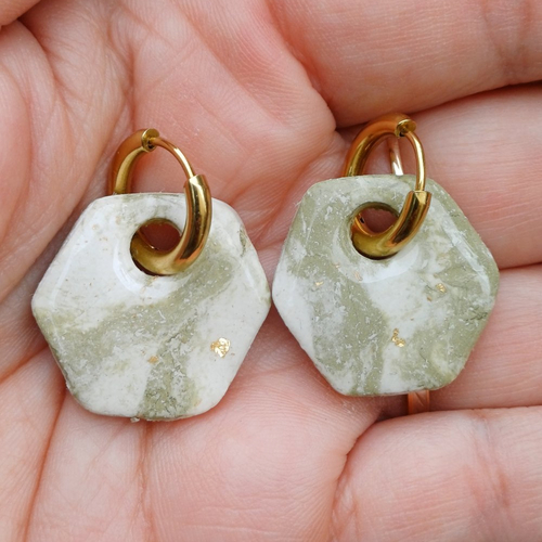 Boucles d'oreilles créoles hexagone en argile polymère marbré vert kaki blanc et anneaux or en acier inoxydable ( 16mm )