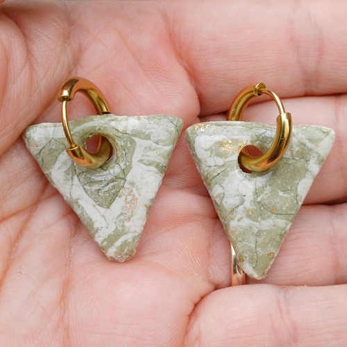 Boucles d'oreilles créoles triangle en argile polymère marbré vert kaki blanc et anneaux or en acier inoxydable ( 16mm )