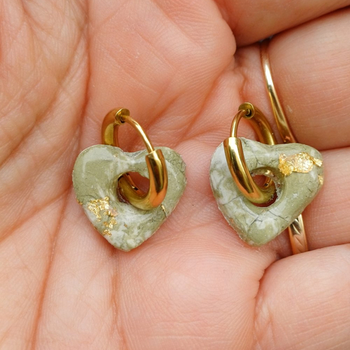 Boucles d'oreilles créoles petit coeur en argile polymère marbré vert kaki blanc et anneaux or en acier inoxydable ( 16mm )