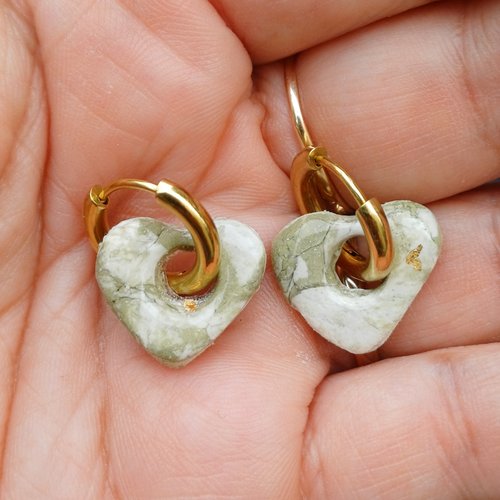 Boucles d'oreilles créoles petit coeur en argile polymère marbré vert kaki blanc et anneaux or en acier inoxydable ( 16mm )