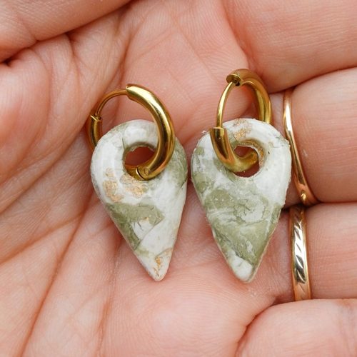 Boucles d'oreilles créoles goutte en argile polymère marbré vert kaki blanc et anneaux or en acier inoxydable ( 16mm )