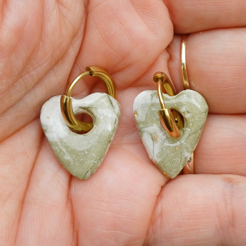 Boucles d'oreilles créoles coeur en argile polymère marbré vert kaki blanc et anneaux or en acier inoxydable ( 16mm )