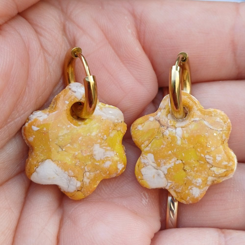 Boucles d'oreilles créoles fleur en argile polymère marbré jaune moutarde blanc et anneaux or en acier inoxydable ( 16mm )