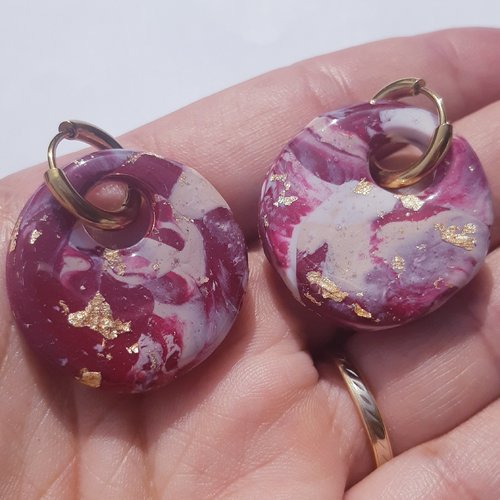 Boucles d'oreilles artisanal donut en argile polymère marbré rouge bordeaux blanc beige et créoles or en acier inoxydable ( 16mm )