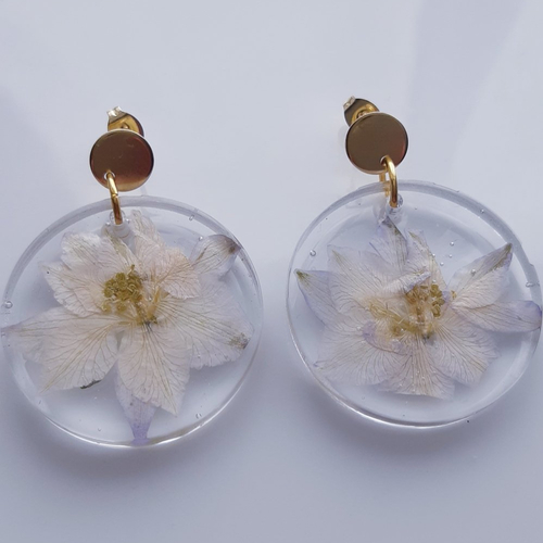 Boucles d'oreilles résine fleur blanche et puces or motif pastille
