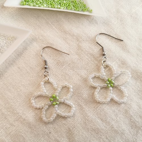 Boucles d'oreilles fleurs blanches