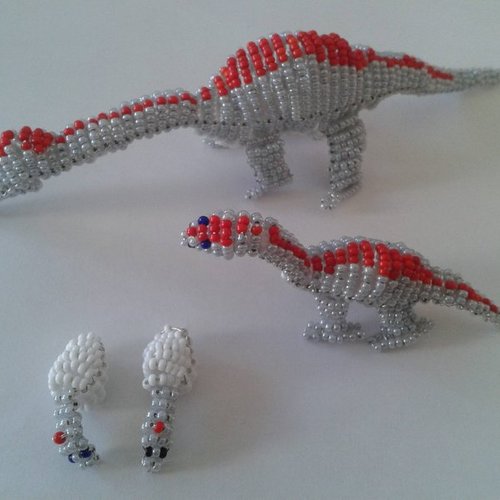 Famille dinosaures gris et rouge en 3d - décoration en perles de rocaille 