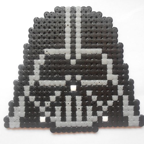 Star wars - tête de dark vador décoration en perles à repasser hama - pixel art - geek art