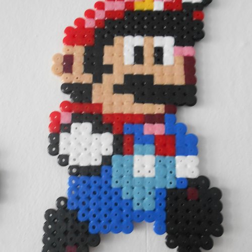 Mario en perles à repasser hama - décoration pixel art / geek art