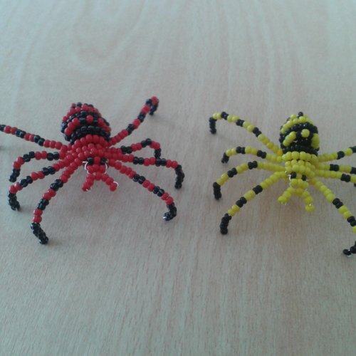Lot de 2 araignées 3d rouge, jaune et noire en perles de rocaille