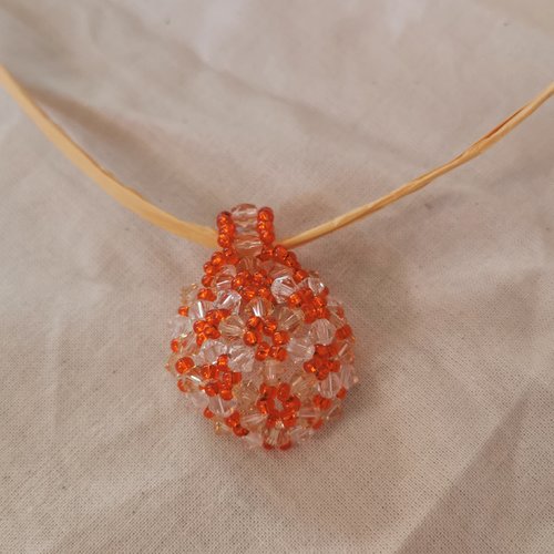 Médaillon rond "tortue" orange en perles de cristal