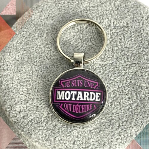 Porte clés avec cabochon super motarde ou motarde qui déchire