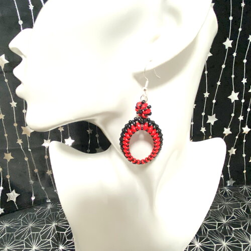 Boucles d'oreilles pendantes de perles rouge et noir