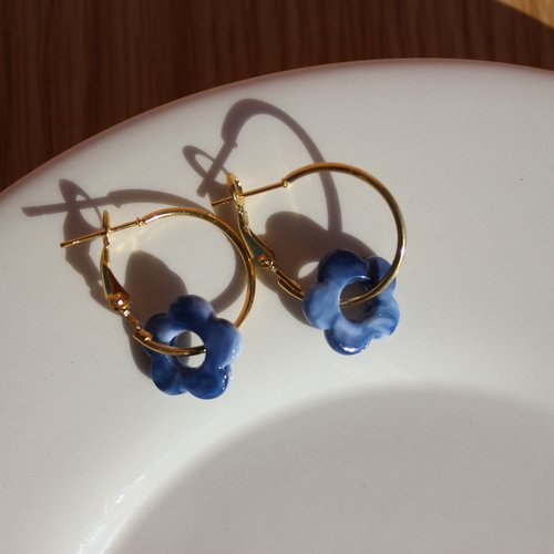 Boucles d'oreilles paquerette bleues