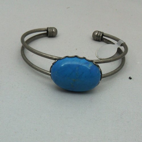 Bracelet manchette howlite turquoise et métal argenté vieilli