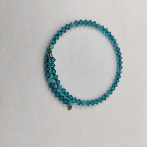 Bracelet jonc réglable orné de perles bleu turquoise