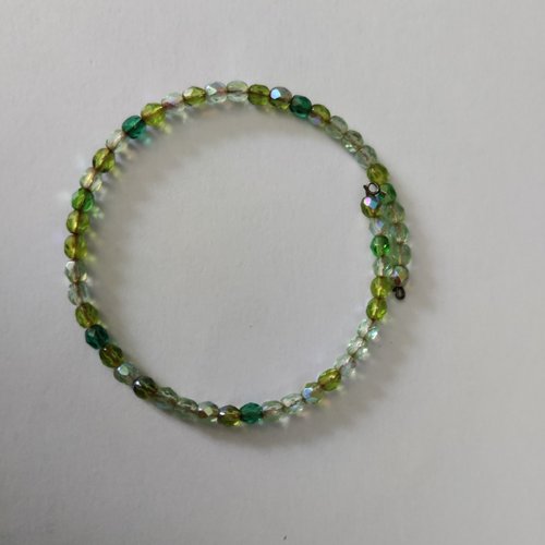 Bracelet jonc réglable orné de perles dans un camaïeu de verts