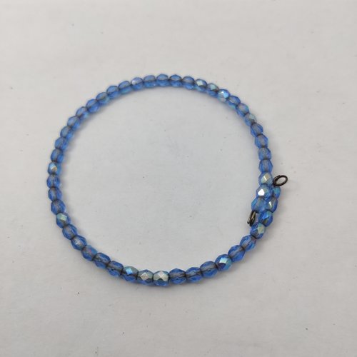 Bracelet jonc réglable orné de perles bleues